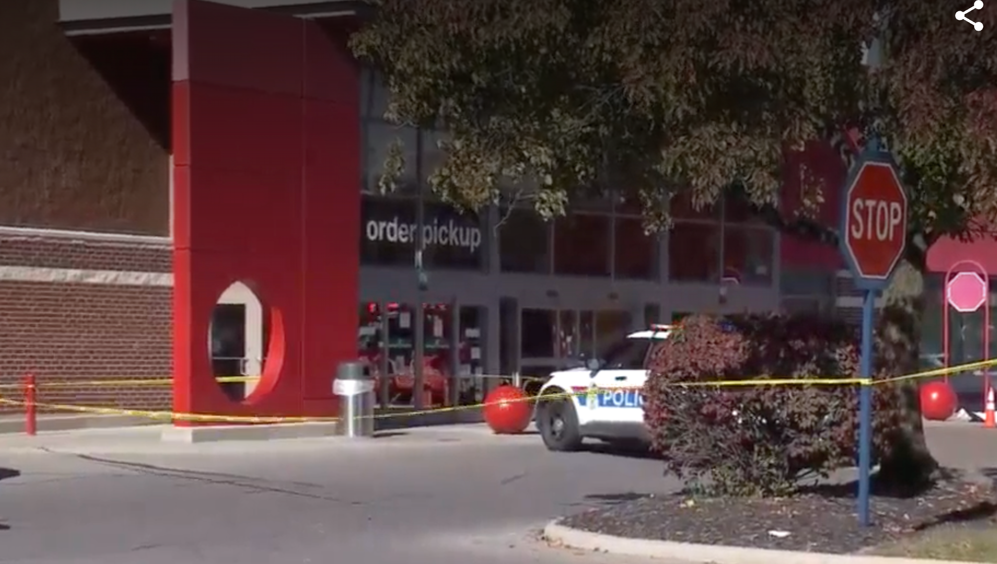 Una persona murió después de un tiroteo el lunes por la mañana afuera de una tienda Target en el noreste de Columbus, Ohio, según la policía.