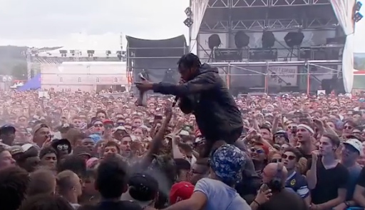 Resurge video de Travis Scott animando a fans a golpear a hombre que intentó robarle un zapato