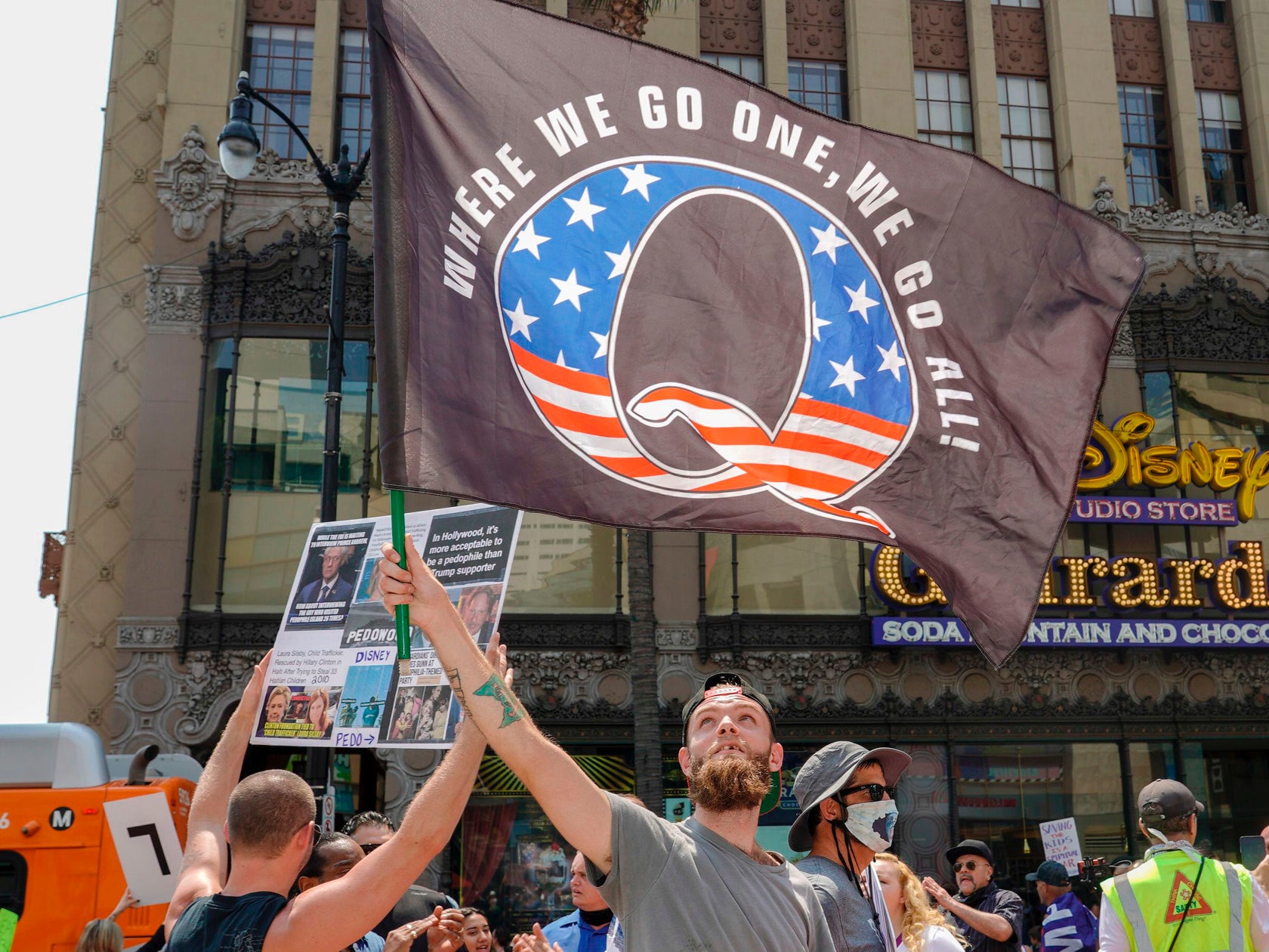 Los seguidores de QAnon que fueron a Dallas a buscar a JFK Jr se niegan a irse