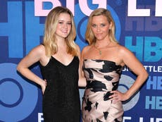 Reese Witherspoon dice que le encanta “que la confundan” por su hija Ava: “Me hace sentir muy joven”