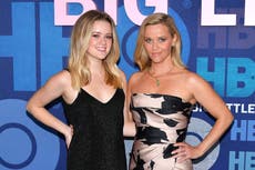 Reese Witherspoon dice que le encanta “que la confundan” por su hija Ava: “Me hace sentir muy joven”
