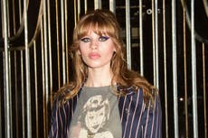 Ivy Getty se casa con un vestido hecho con espejos rotos