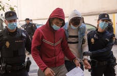 España retiene a 12 sospechosos de fingir una emergencia en un vuelo para intentar entrar en Europa