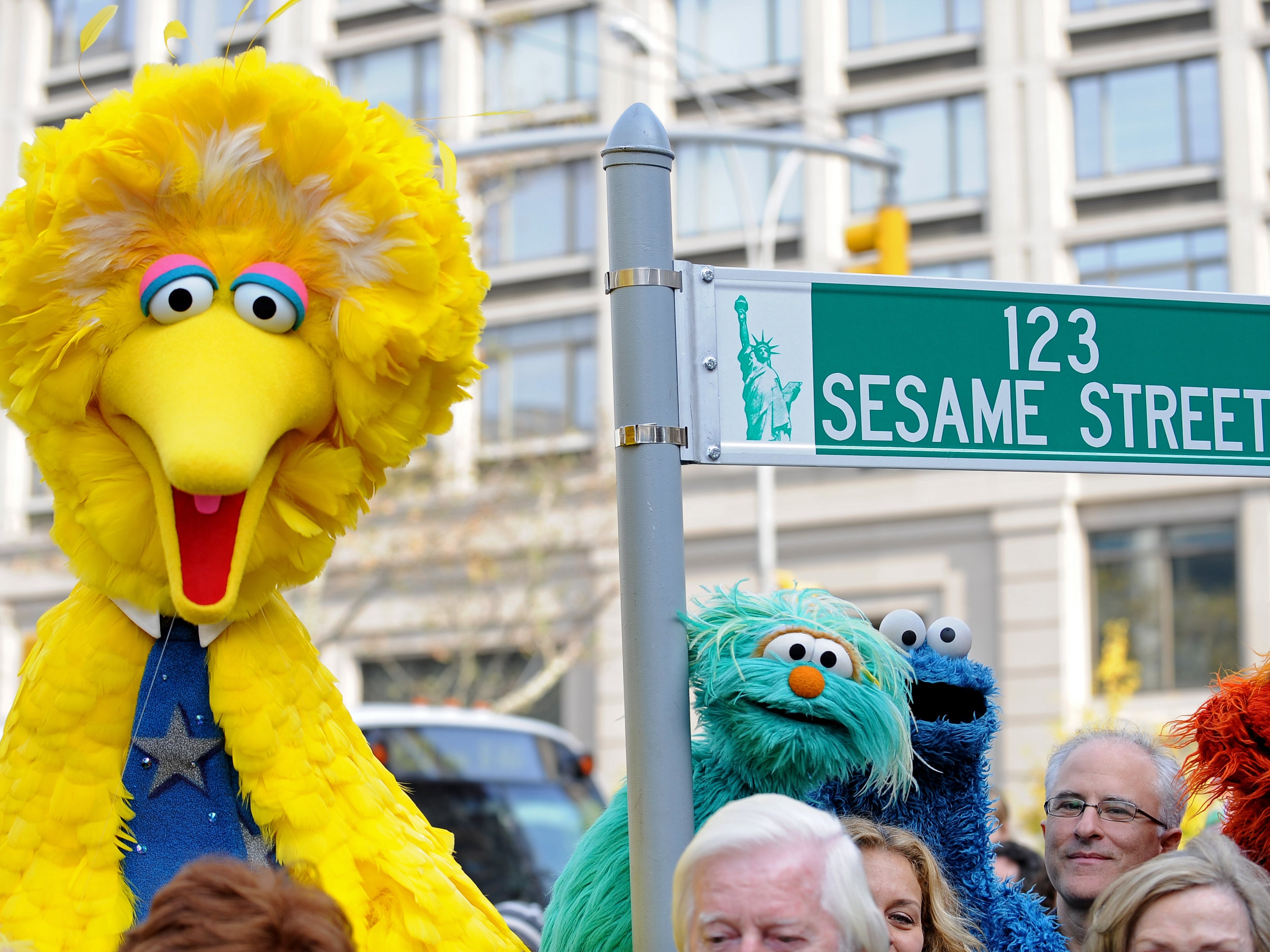 Big Bird y otros personajes de marionetas de Barrio Sésamo publican net en un letrero de la calle temporal el 9 de noviembre de 2009 en la Ciudad de Nueva York