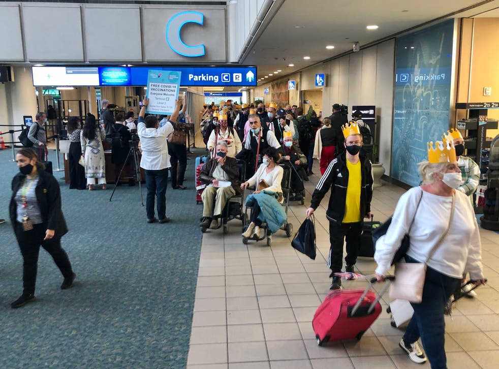 De regreso a los EE. UU .: Pasajeros en el aeropuerto de Orlando en Florida que llegan en el primer vuelo desde el Reino Unido - Virgin Atlantic desde Manchester
