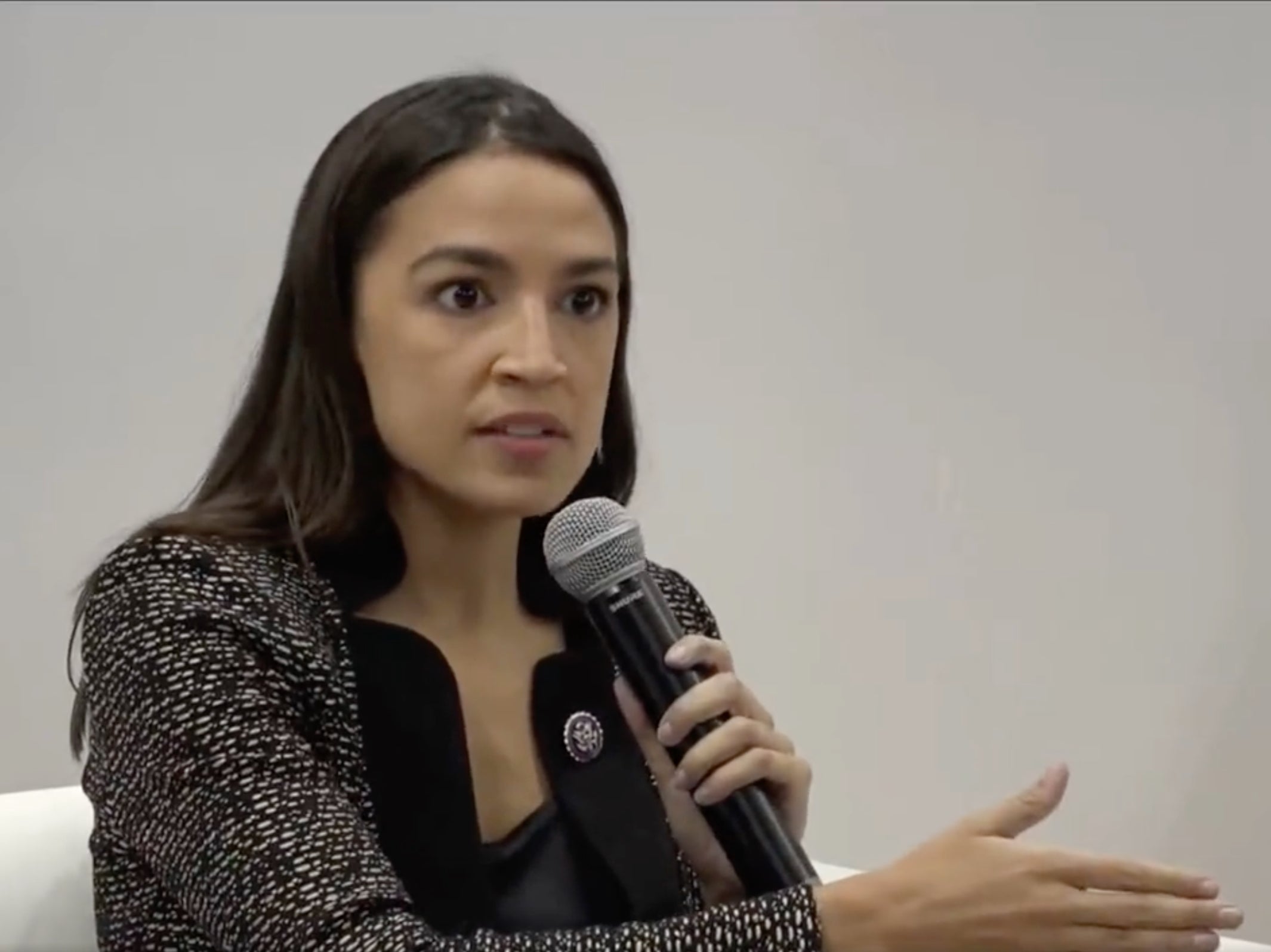 AOC le dice a la COP26 que “Estados Unidos ha vuelto”, pero debe actuar para recuperar su autoridad climática