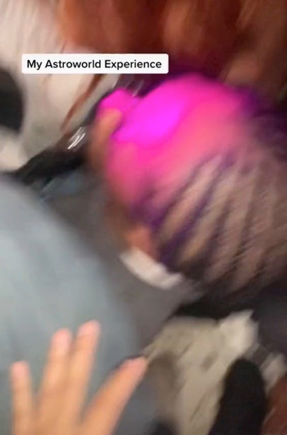 El video de TikTok muestra a la multitud compactada y gritando por ayuda durante el show de Travis Scott