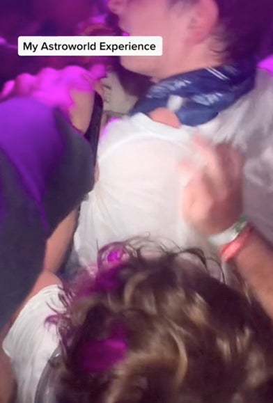 Astroworld: TikTok muestra a asistentes apilados unos sobre otros y gritando por ayuda