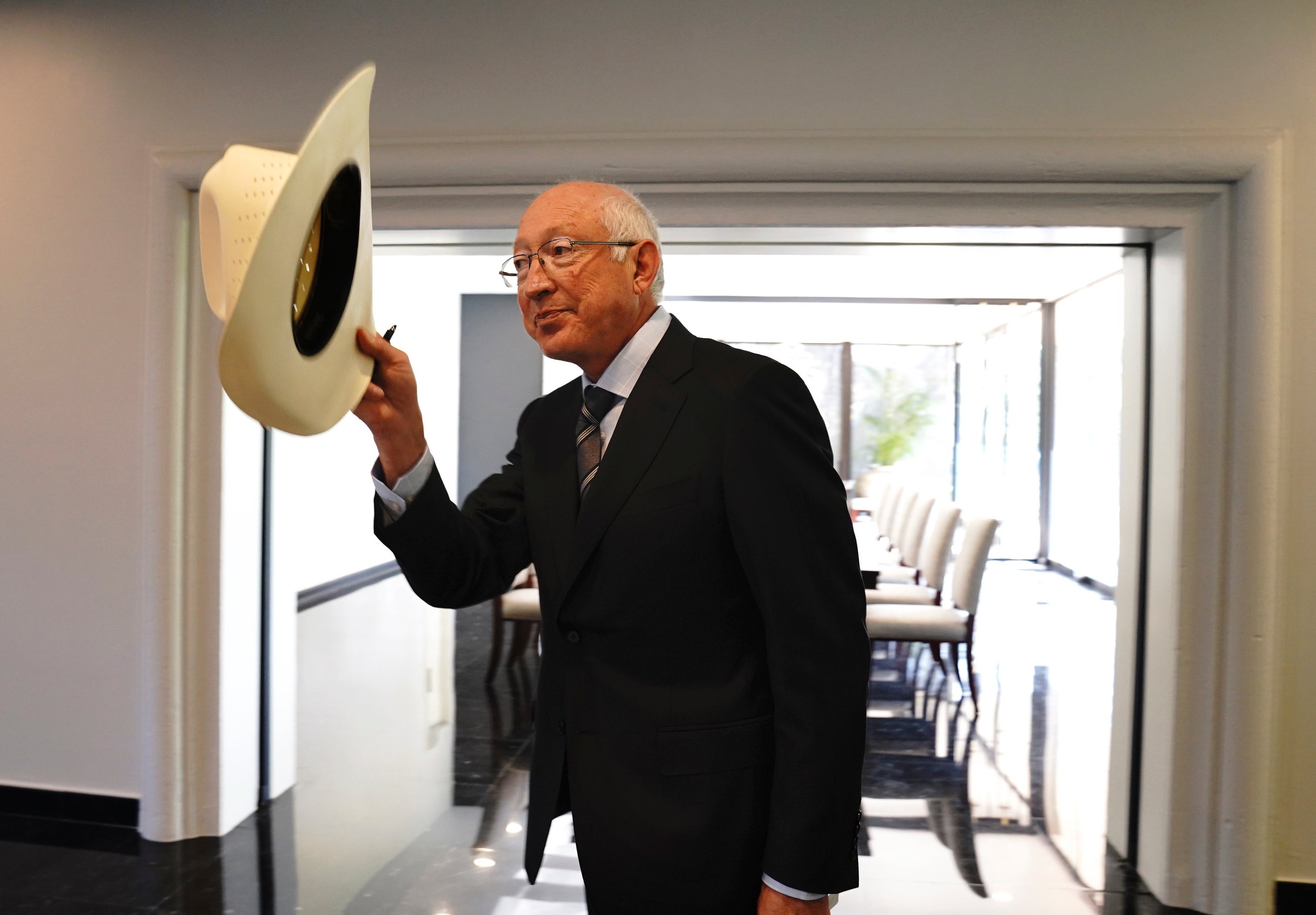 Funcionarios del gobierno de Joe Biden dudan del trabajo en México del embajador Ken Salazar: NYT
