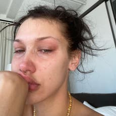 Bella Hadid publica selfies llorando para resaltar la batalla con la salud mental: “este es mi día a día”