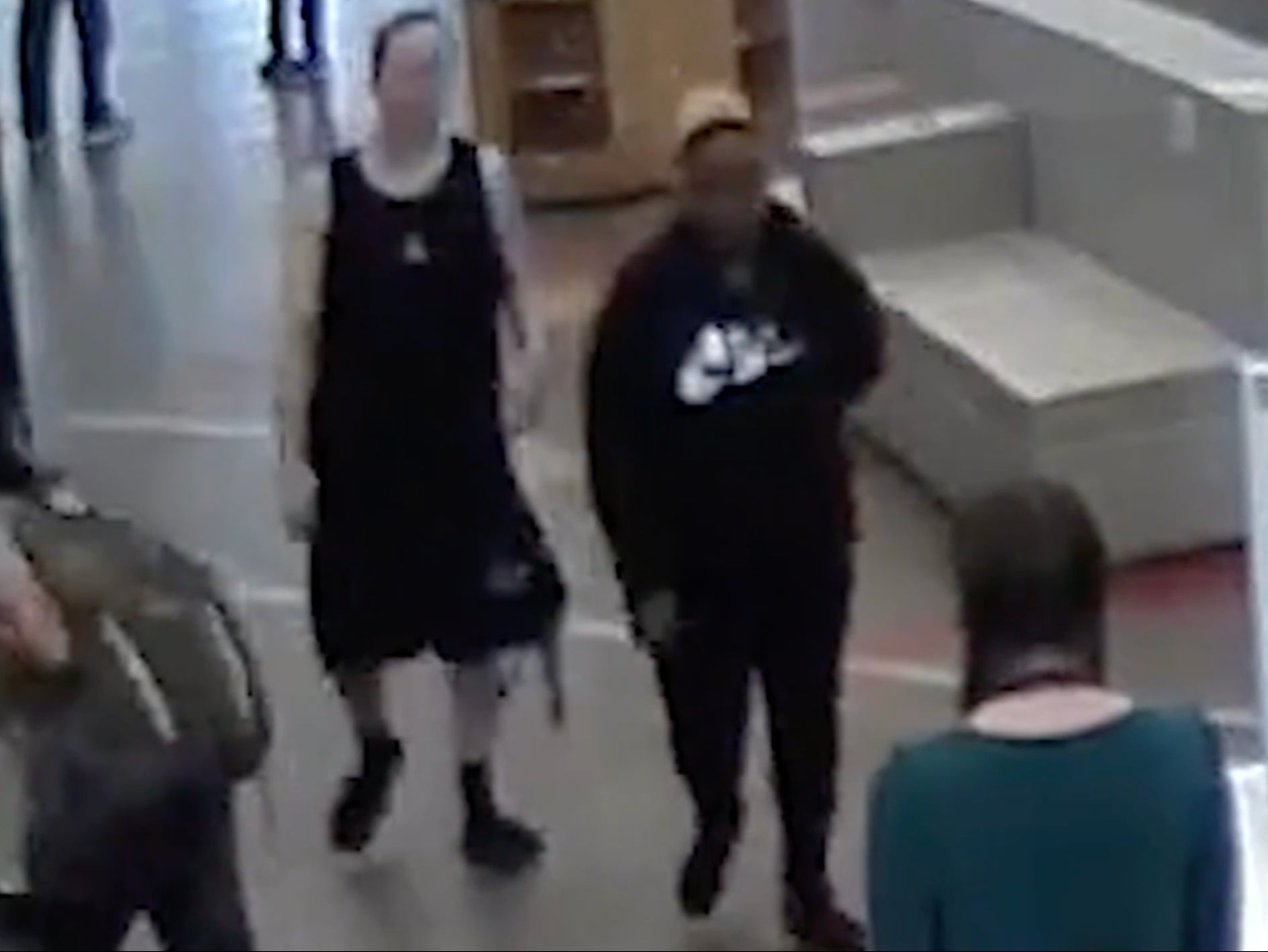 Padres de casa del horror filmados en biblioteca mientras leían noticias del caso antes de su arresto