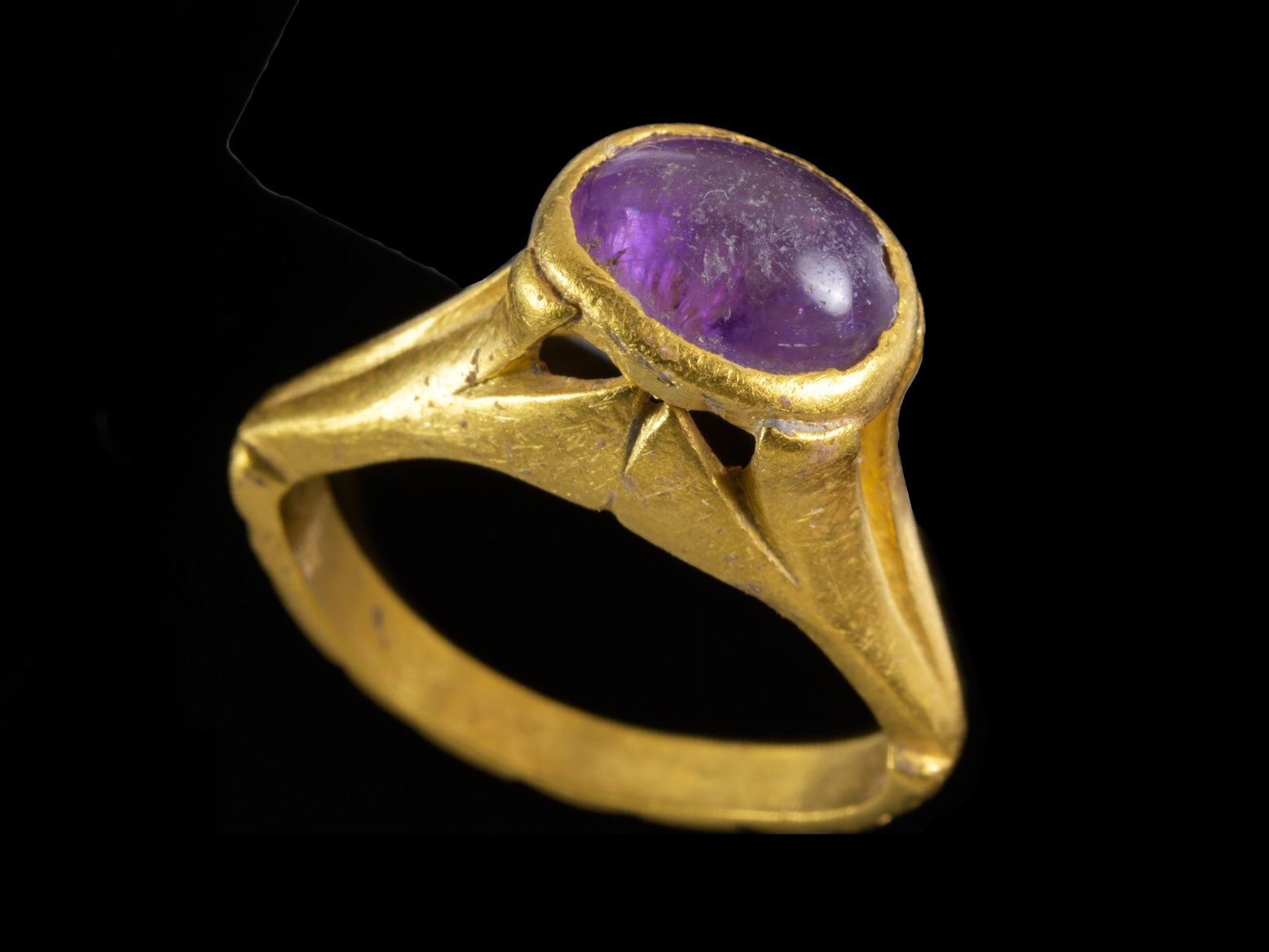 Este antiguo anillo de amatista podría haber sido usado para ayudar a prevenir resacas