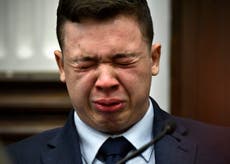 Kyle Rittenhouse llora en el estrado durante su testimonio en el juicio por doble homicidio