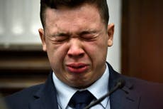Kyle Rittenhouse llora en el estrado durante su testimonio en el juicio por doble homicidio