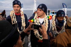 Franceses nadan y alertan sobre contaminación del Titicaca