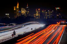 Países anuncian plan para dejar de vender coches a gasolina