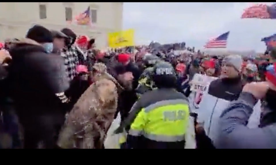 Alborotador pro-Trump del Capitolio que agredió a la policía será encarcelado durante casi cuatro años
