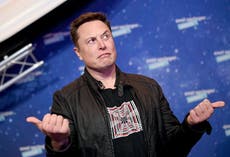 Madre de Elon Musk se burla de Biden, Harris y Buttigieg por ignorar a Tesla en impulso por carros eléctricos