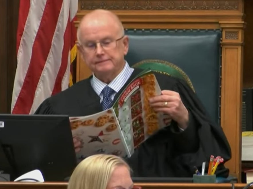 El juez Bruce Schroeder visto hojeando un catálogo de galletas durante un receso el martes
