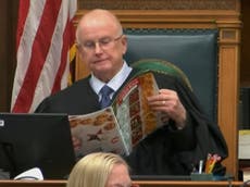 Critican al juez durante el juicio de Kyle Rittenhouse por leer una revista de galletas