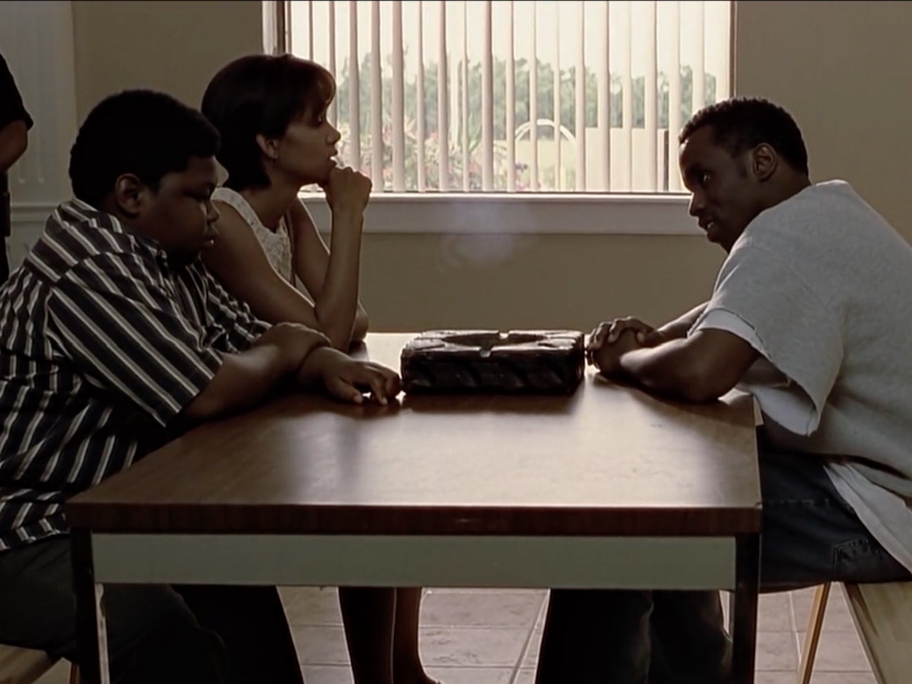Coronji Calhoun Sr junto a Halle Berry y Sean “Diddy” Combs en la película de 2001 ‘Monsters Ball’
