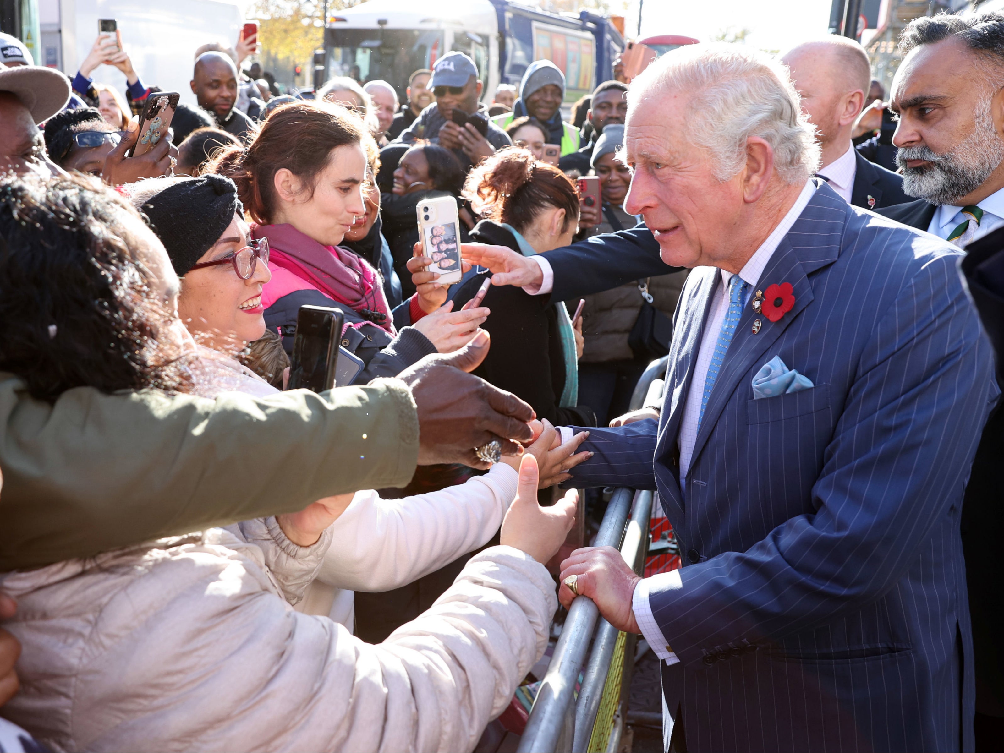El Príncipe de Gales (derecha) se encuentra con miembros del público cuando sale de una visita para conocer a los jóvenes emprendedores de Prince's Trust, apoyados a través del programa Enterprise en NatWest, en Londres.