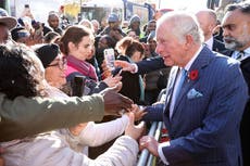 El príncipe Charles tranquiliza al público sobre la salud de la Reina: “Ella está bien”