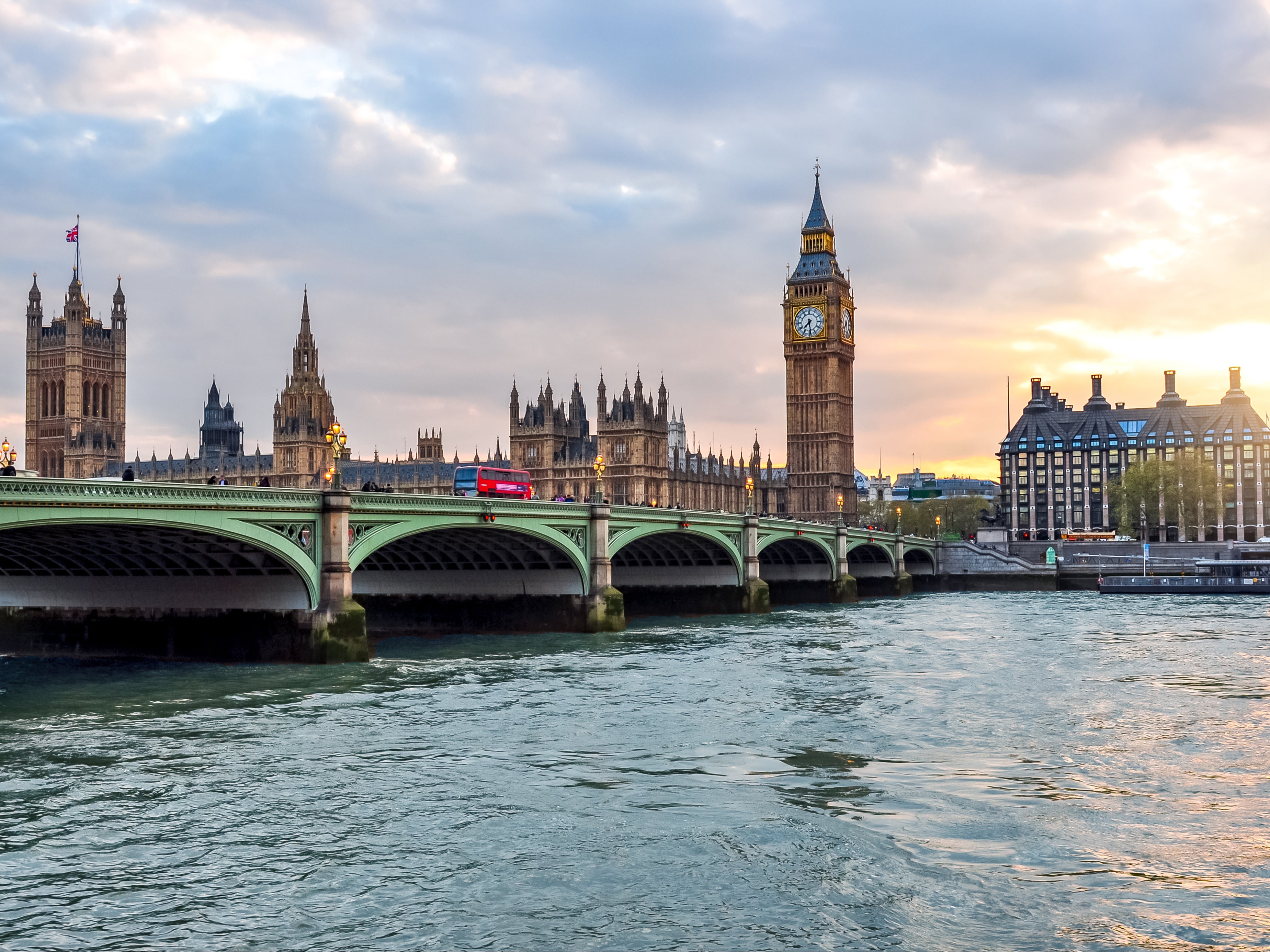 Las Casas del Parlamento, el Big Ben, el puente de Westminster y el Támesis