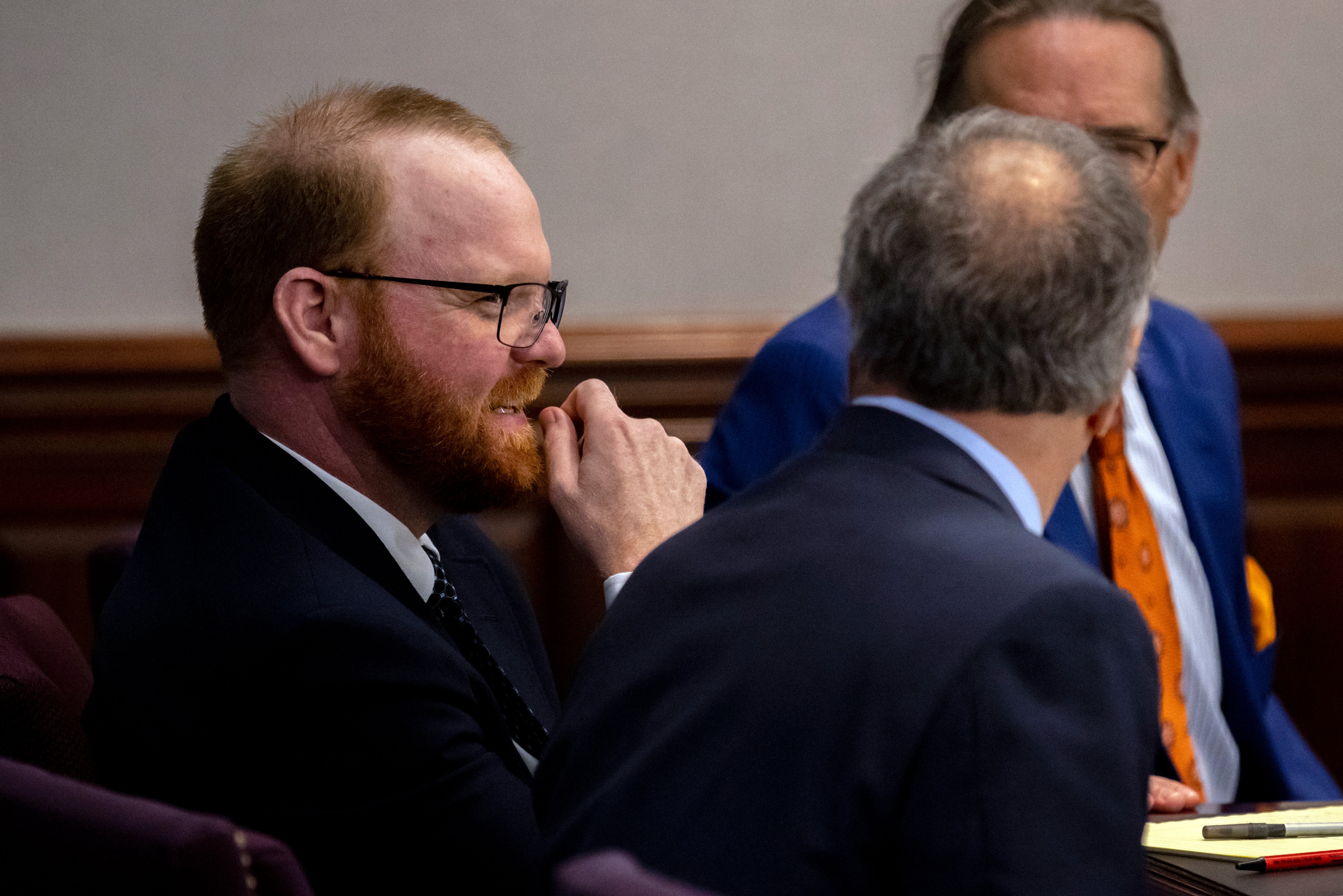 Travis McMichael durante un receso en su juicio por asesinato, el 9 de noviembre