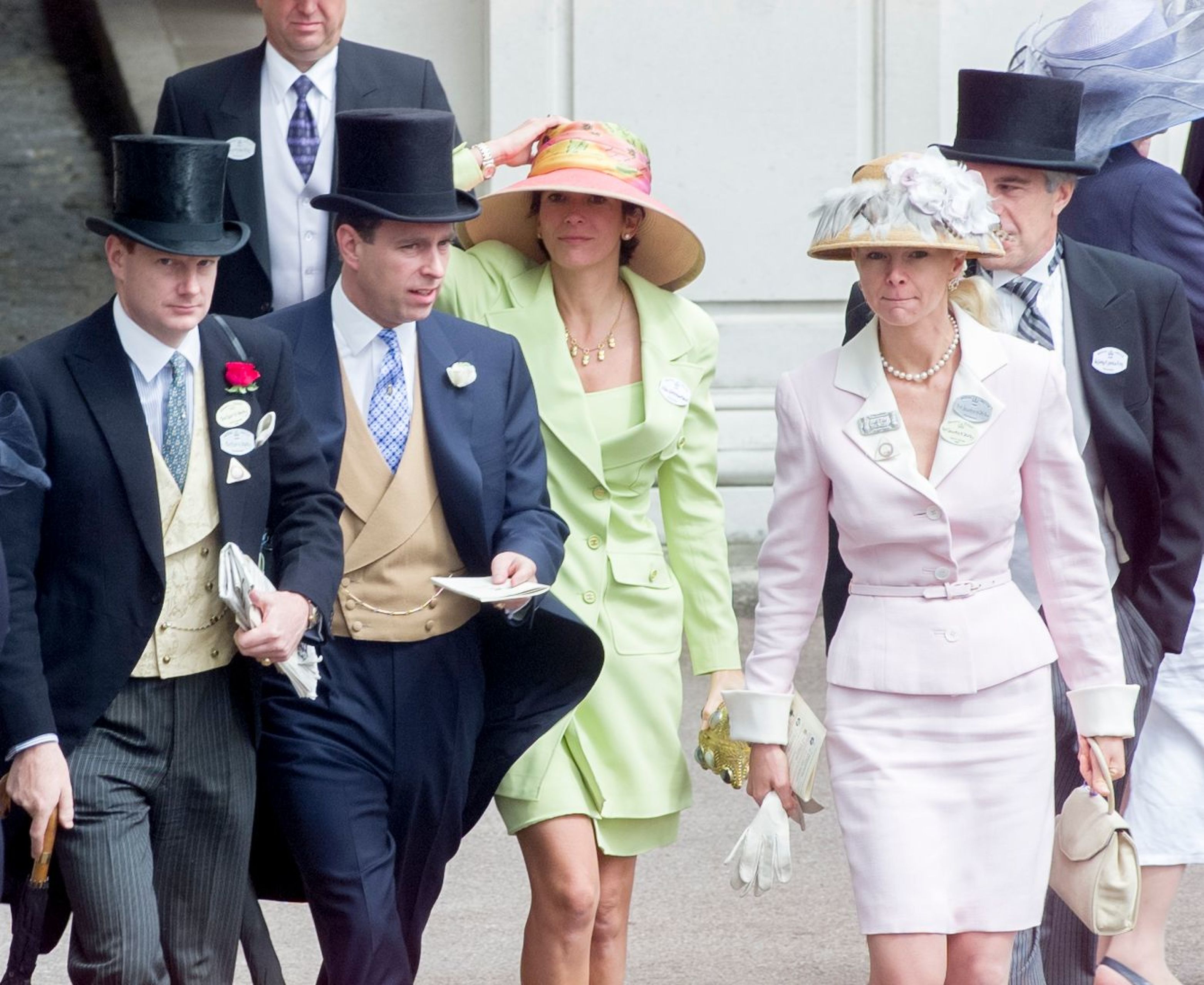 El príncipe Andrew, Ghislaine Maxwell y Jeffrey Epstein (derecha, con corbata negra y gris) y Caroline Stanley (de rosa)