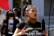 Policía: jóvenes movidos por odio racial atacan a líder BLM