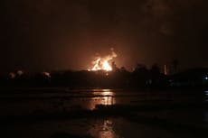 Decenas de evacuados por incendio en refinería en Indonesia