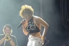 Brass Against se disculpa después de que la cantante Sophia Urista orinara en la cara de un fan durante show