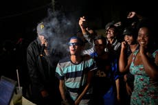 En favelas de Río, rap y desfiles marcan vuelta a normalidad