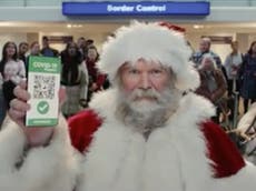 Antivacunas boicotean a Tesco tras anuncio de Navidad con Santa Claus que recibe dosis de vacuna