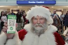 Antivacunas boicotean a Tesco tras anuncio de Navidad con Santa Claus que recibe dosis de vacuna