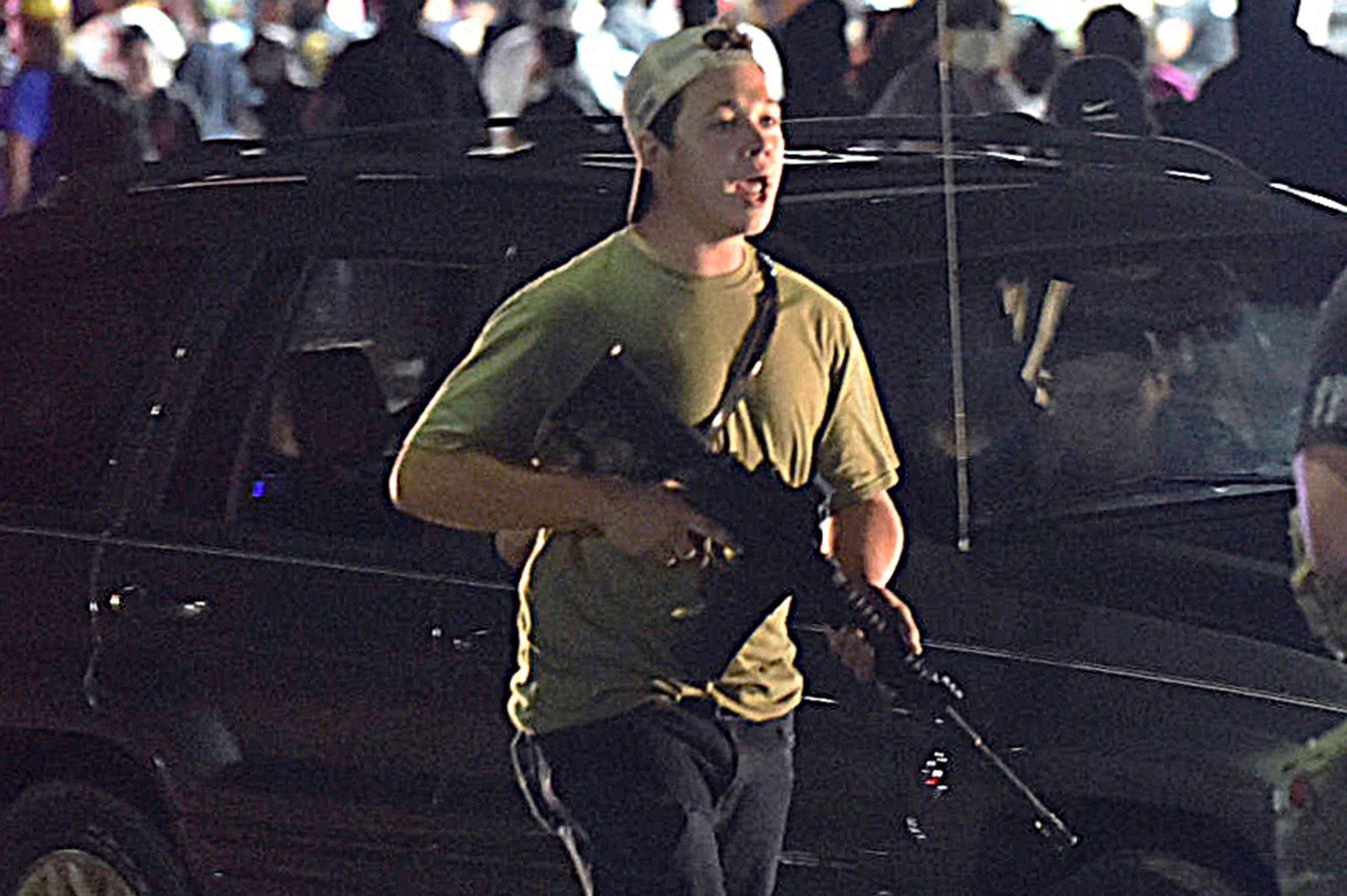Kyle Rittenhouse armado con su rifle AR-15 la noche que disparó y mato a dos hombres e hirió a un tercero