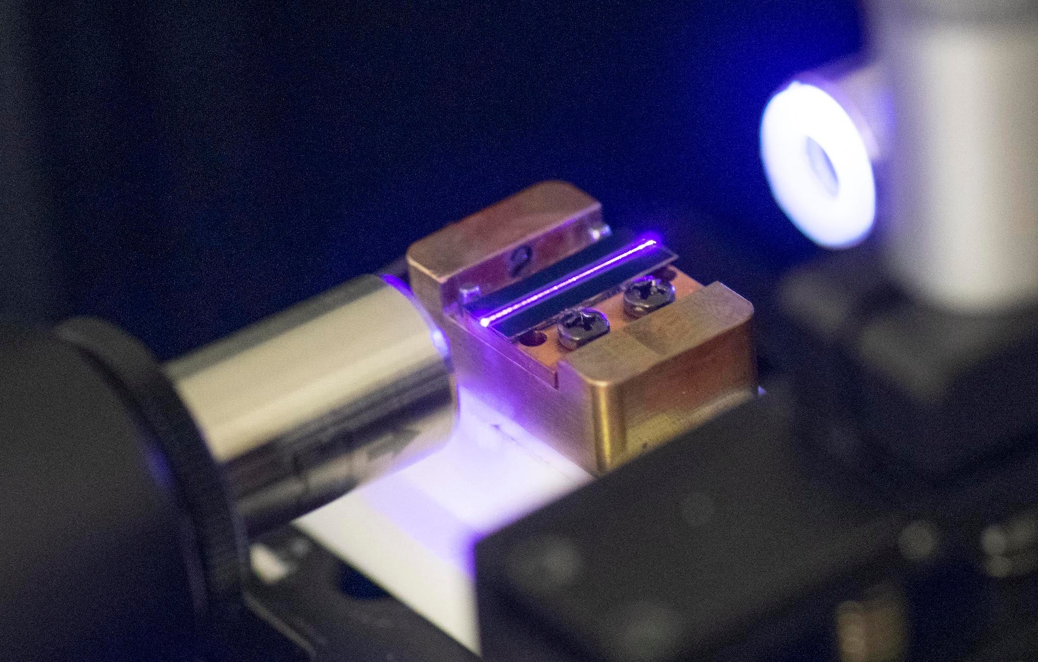 <p>Un láser prueba la guía de onda óptica de un chip para la computación cuántica en un laboratorio de la empresa tecnológica Q.ant en Stuttgart</p>
