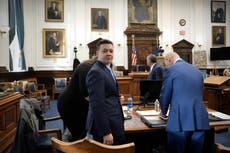 Juicio de Kyle Rittenhouse: juez desestima cargo por portar un arma de fuego en juicio por homicidio