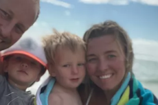 Niña de 11 años, única sobreviviente en accidente de avión después de que su padre la protegiera en un abrazo