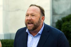 Alex Jones pierde demanda por caso de masacre en Newtown