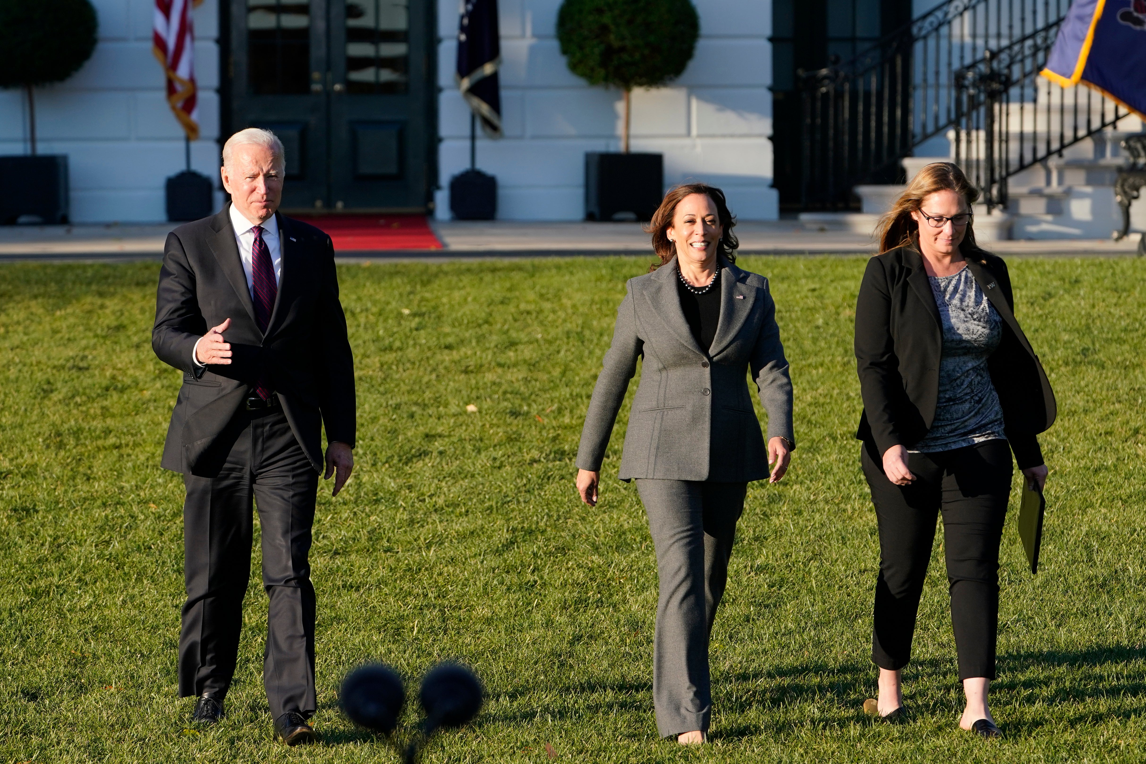 Joe Biden, Kamala Harris y Heather Kurtenbach, con el Sindicato de Herreros Local 86 en Seattle, llegan para conversar antes de firmar el proyecto de ley bipartidista de $1.2 billones durante una ceremonia en el Jardín Sur de la Casa Blanca el lunes