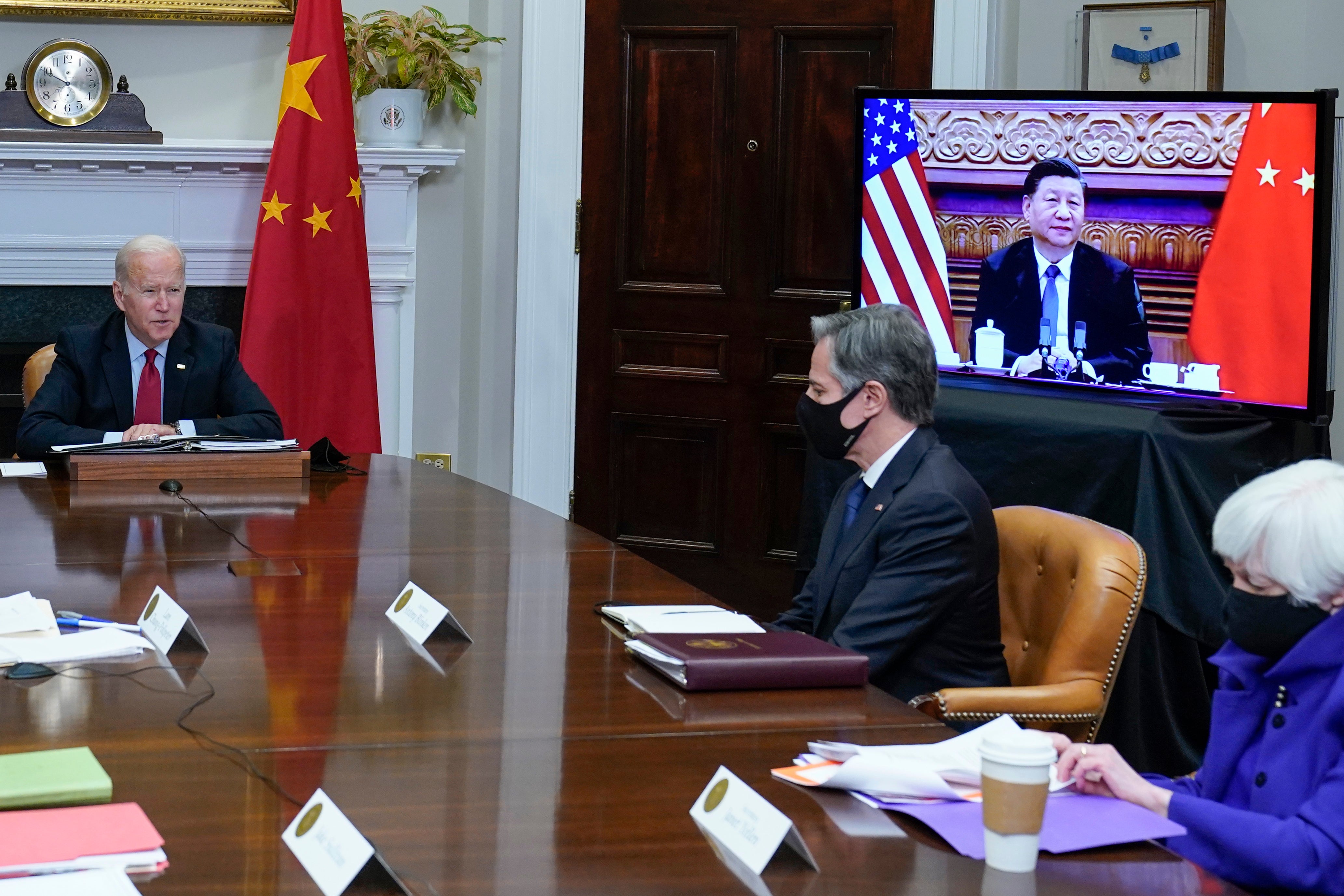 <p>El presidente Joe Biden se reúne virtualmente con el presidente chino Xi Jinping desde la Sala Roosevelt de la Casa Blanca en Washington el lunes</p>