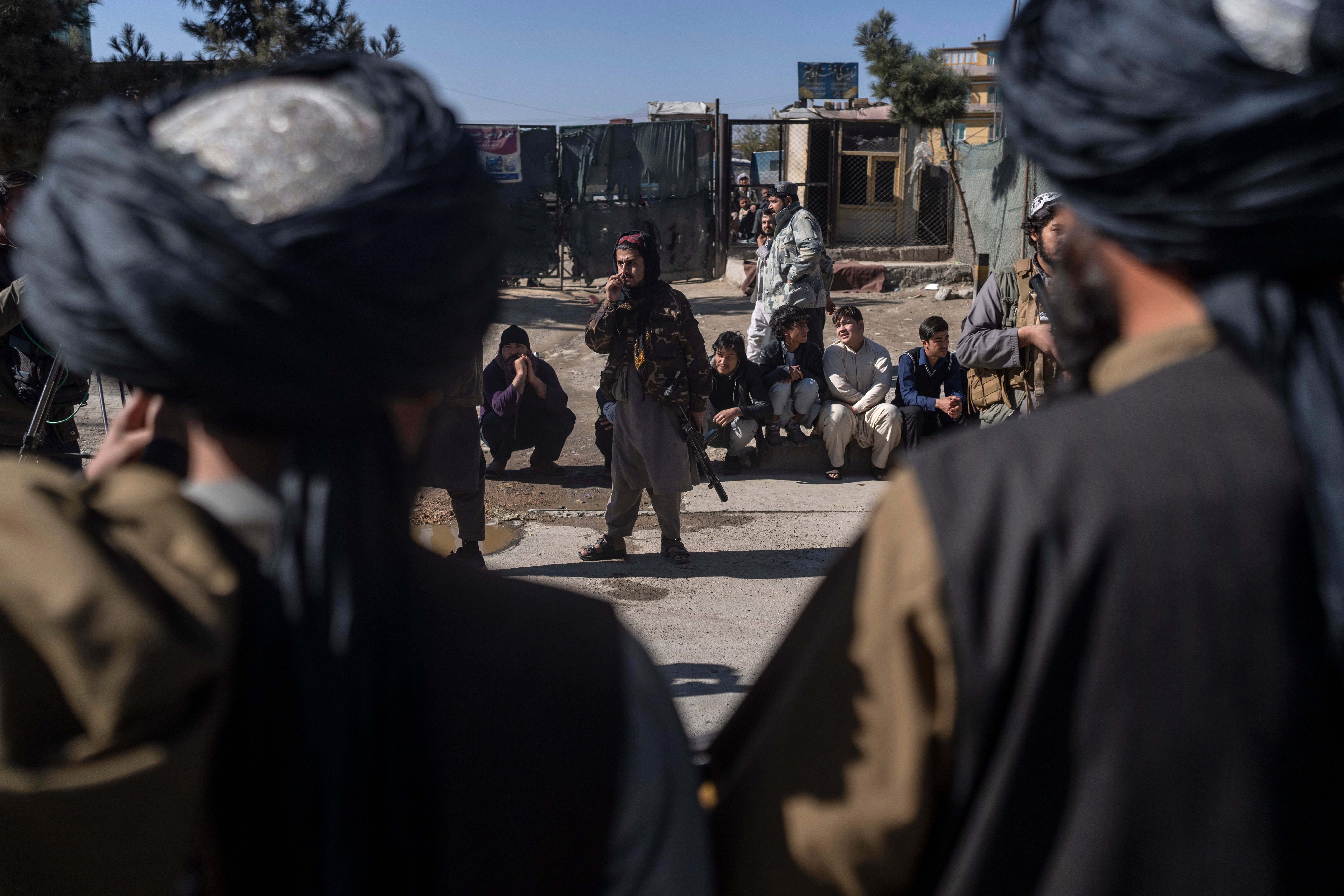 Combatientes talibanes aseguran la zona tras la explosión de una bomba de carretera en Kabul, a principios de este mes