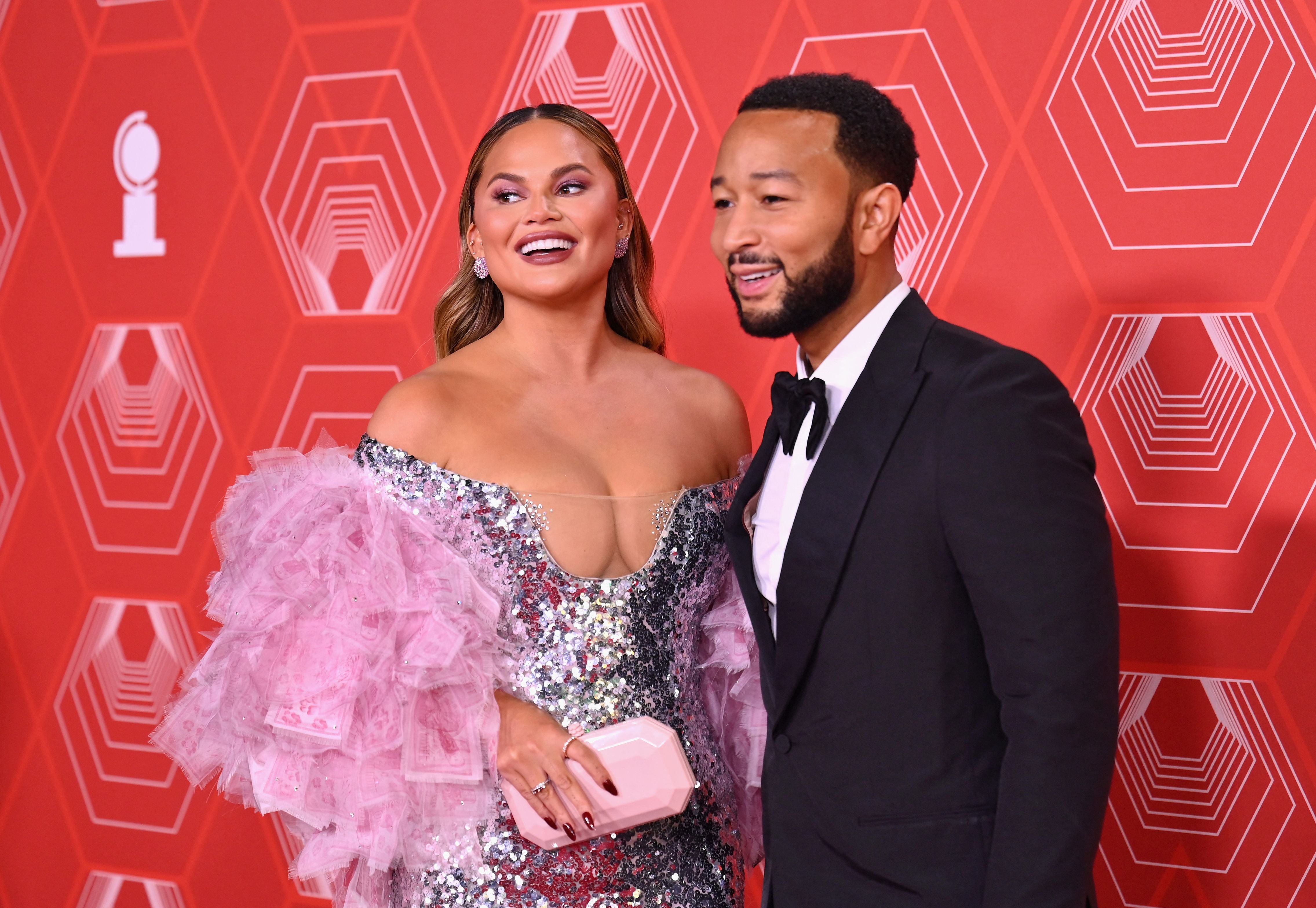 Chrissy Teigen acusada de “inconsciente” después de organizar fiesta temática de “Squid Game”