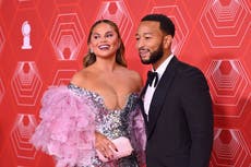 Chrissy Teigen acusada de “inconsciente” después de organizar fiesta temática de “Squid Game”