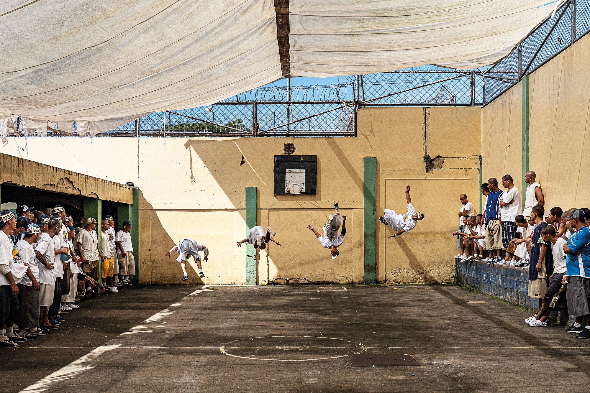 Presos practican gimnasia en el Centro Penitenciario de Chalatenango