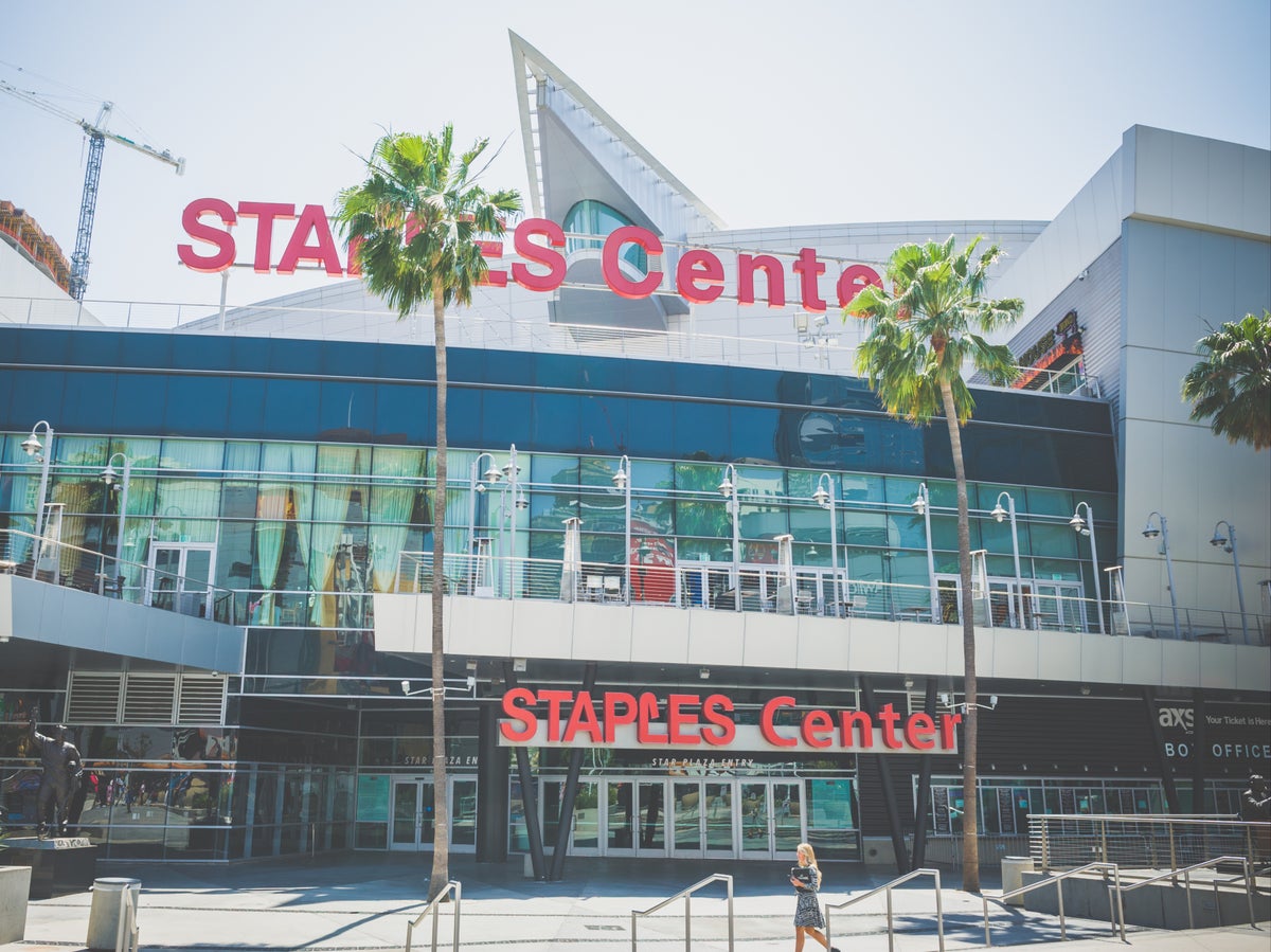 “Es un asco”: Los fans están furiosos por el nuevo nombre del Staples  Center | Independent Español