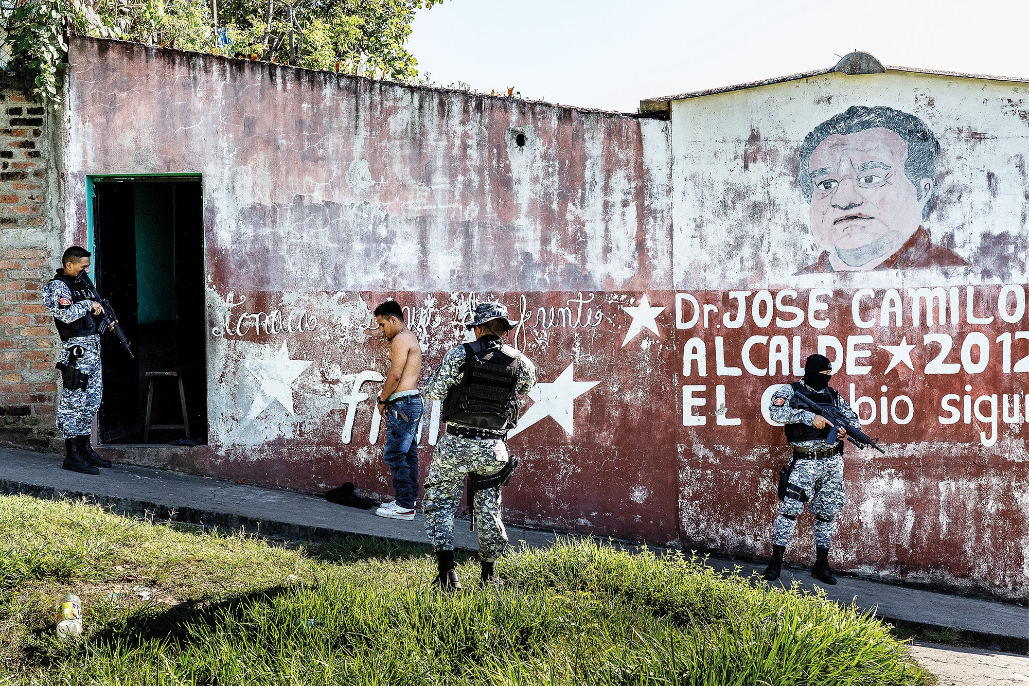Una patrulla táctica revisa a un transeúnte en busca de armas y tatuajes distintivos en el municipio de Apopa, San Salvador