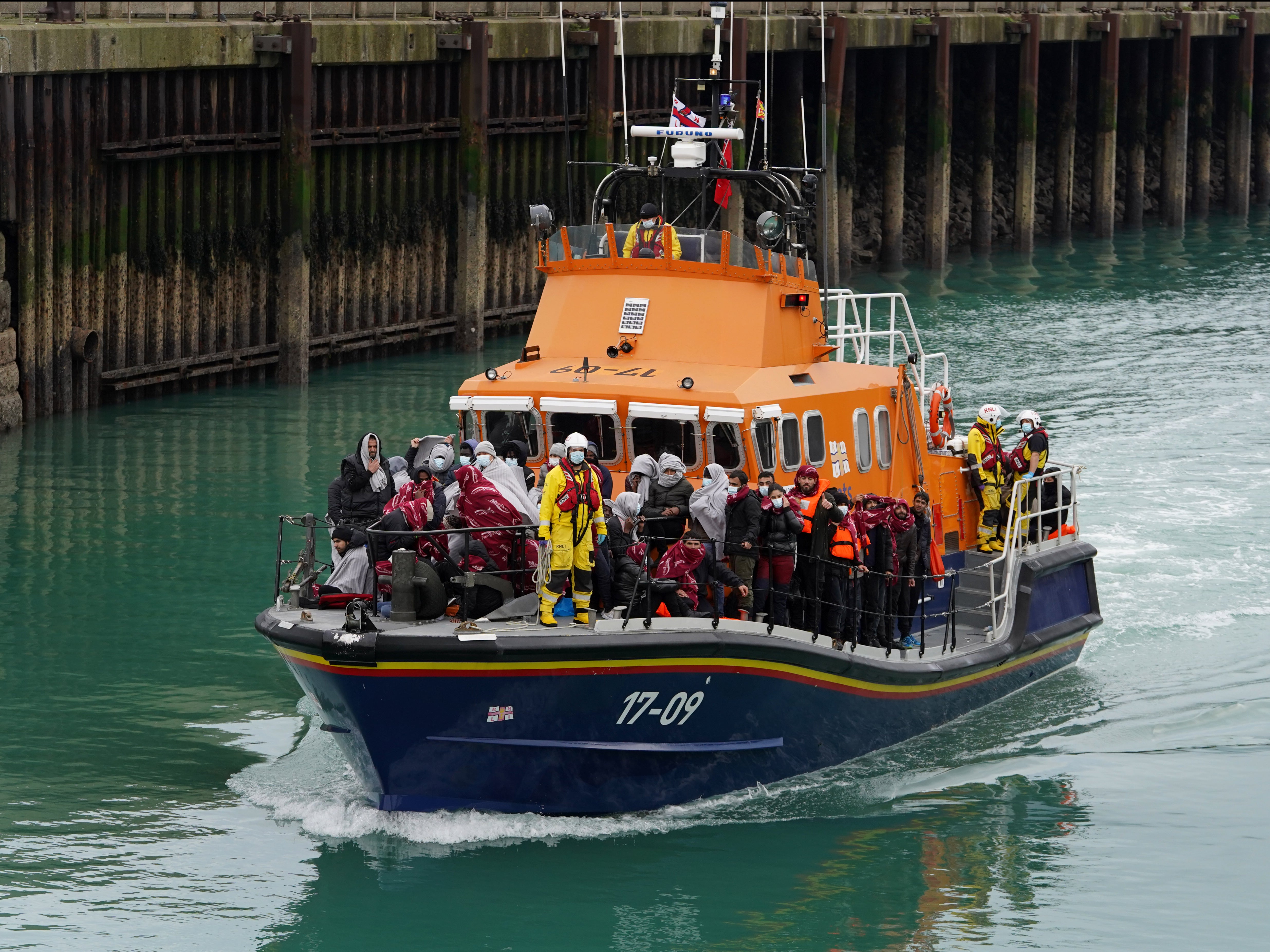 Un grupo de personas que se cree que son inmigrantes interceptados en el Canal de la Mancha son llevados a Dover por un bote salvavidas